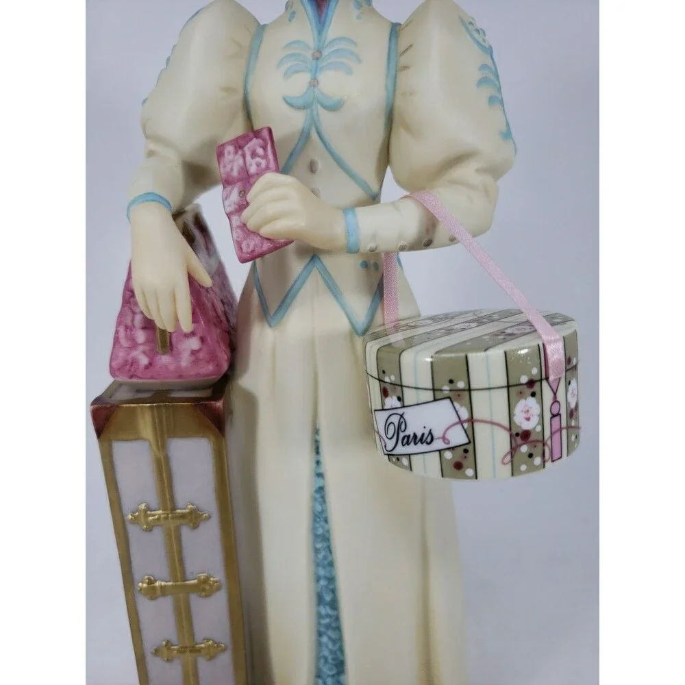 Avon Mrs Albee Award Figurine Statue 2002 in Box Representative President's Club